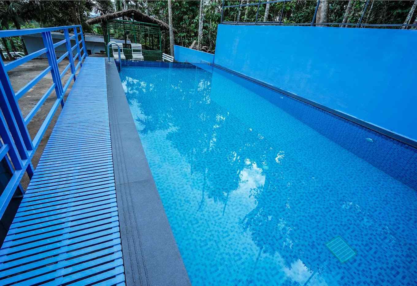 Lakeside Serenity Stay-image-2