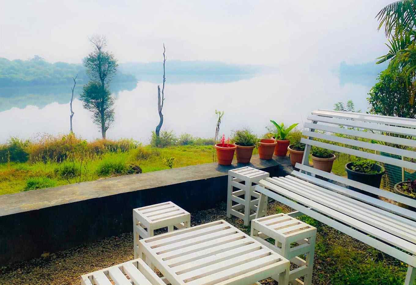 Lakeside Serenity Stay-image-3