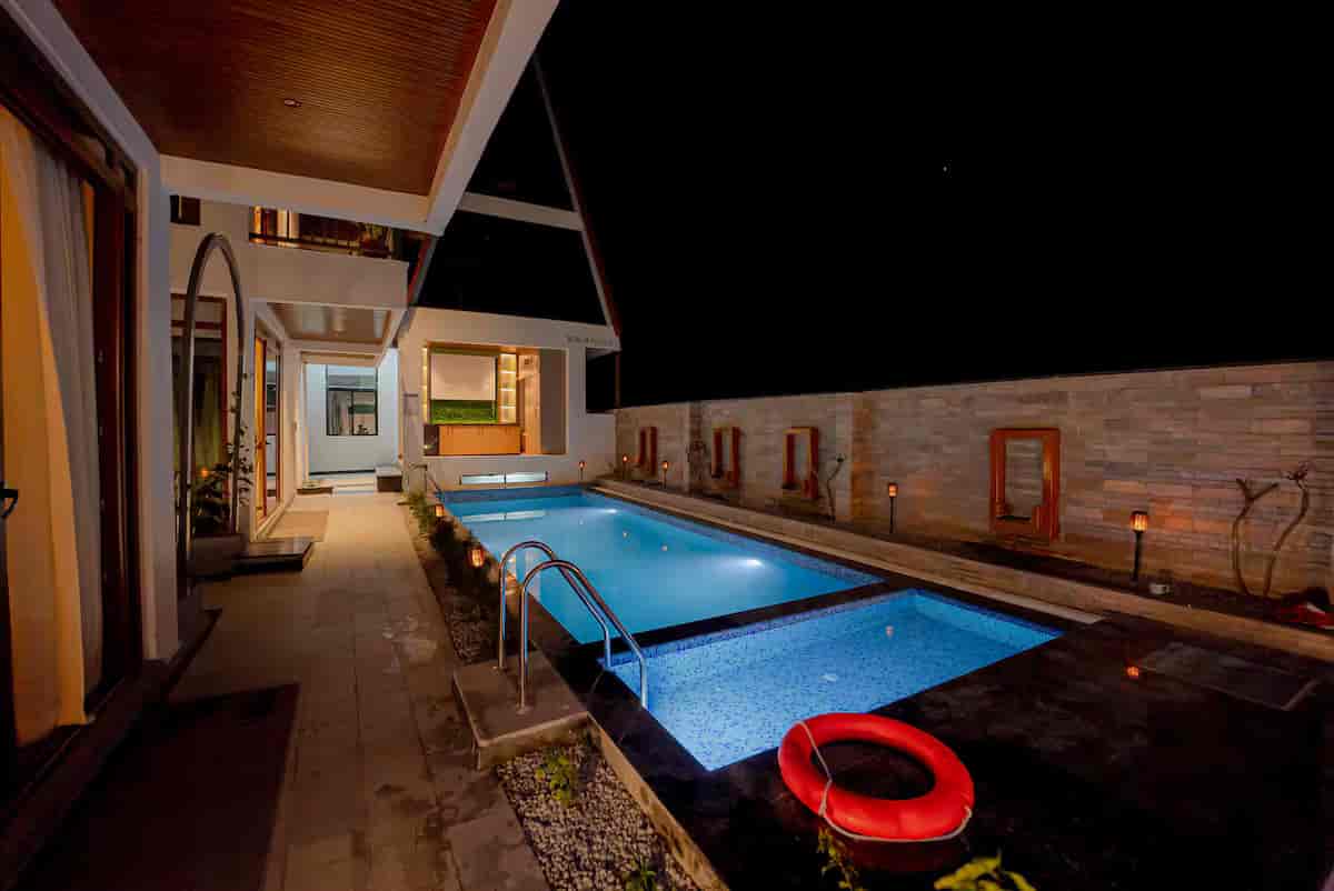 Romantic Jacuzzi Staycation with Mountain Views-image-1