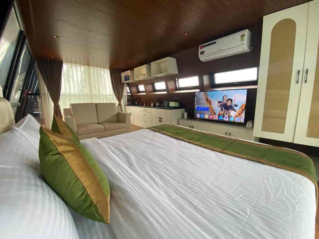 Romantic Jacuzzi Staycation with Mountain Views-image-2