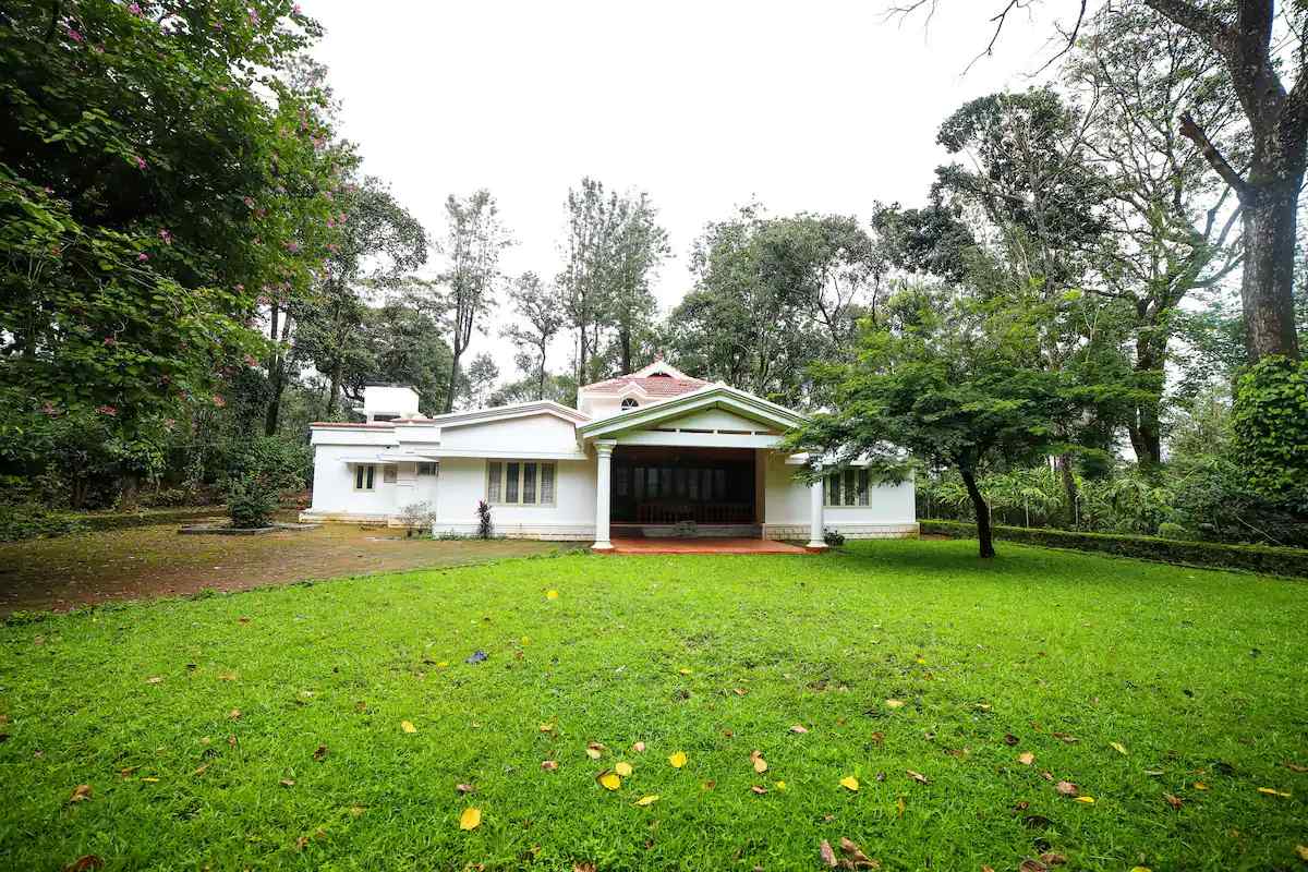 Chirping Grove Bungalow, Nelliyampathy Kerala | video